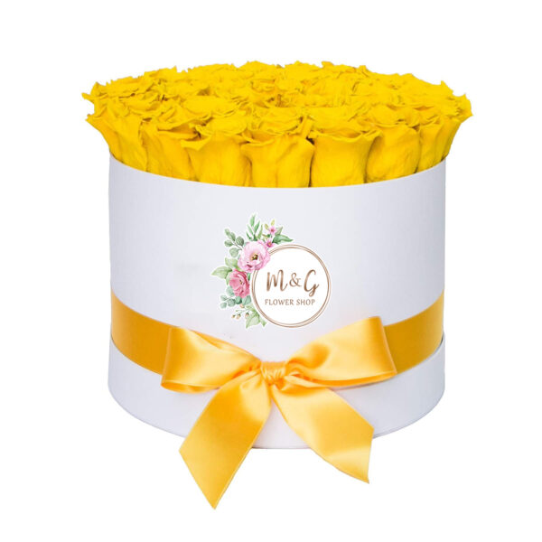 Caja Blanca Premium con Rosas Amarillas – M&G Flower Shop